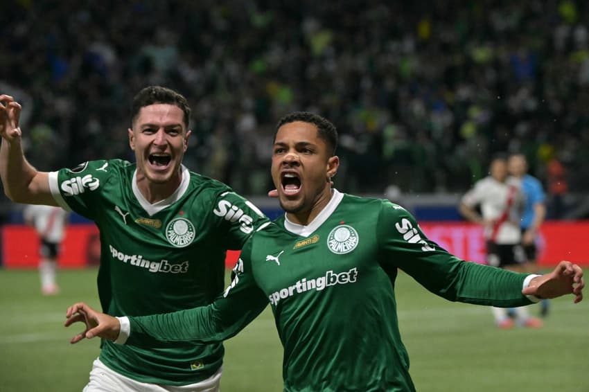 Vitor Roque comemora gol do Palmeiras diante do River (Foto: Nelson Almeida / AFP)