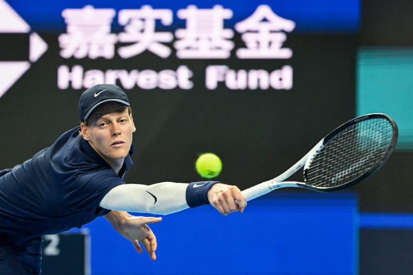 O italiano Jannik Sinner na vitória sobre o croata Marin Cilic em Pequim (Foto: GREG BAKER / AFP)