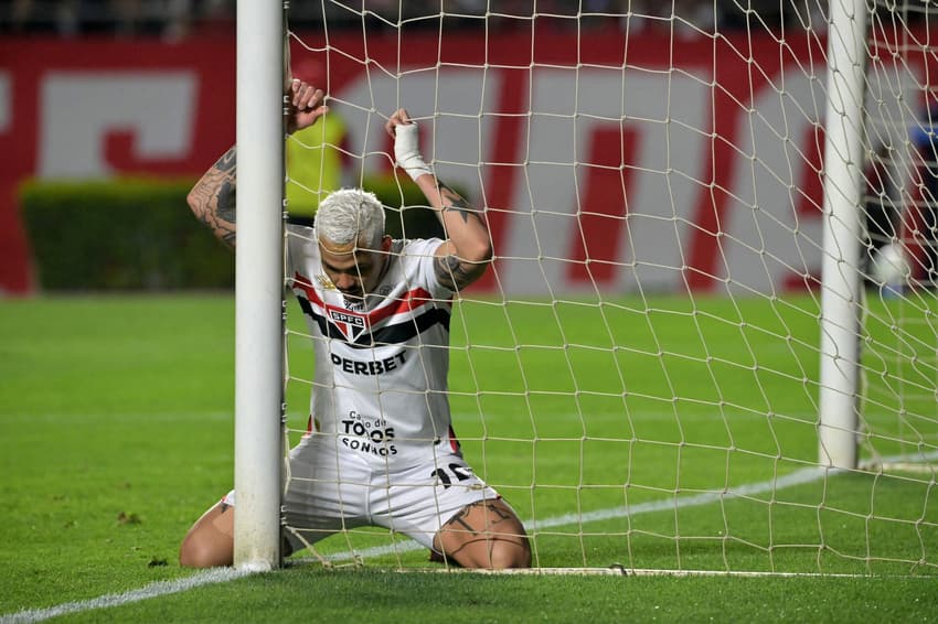 Luciano lamenta o gol perdido em São Paulo x LDU na Libertadores (Photo by Nelson ALMEIDA / AFP)