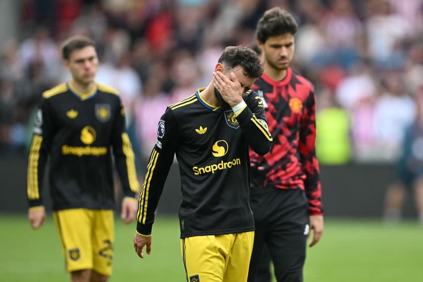 Bruno Fernandes perdeu um pênalti na derrota do Manchester United para o Brentford por 3 a 1 (Foto: JUSTIN TALLIS / AFP) /