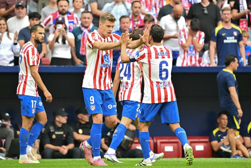 Jogadores do Atlético de Madrid em comemoração de gol durante goleada sobre o Real Madrid, pelo Campeonato Espanhol (Javier Soriano/AFP)