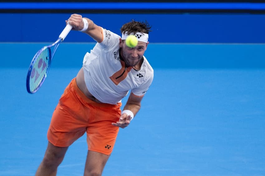O norueguês Casper Ruud saca na vitória sobre o australiano Aleksandar Vukic em Tóquio (Foto: Philip FONG / AFP)