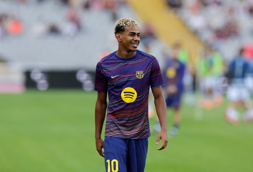 Lamine Yamal em aquecimento antes da partida entre Barcelona e Real Sociedad (Foto: Josep LAGO / AFP)