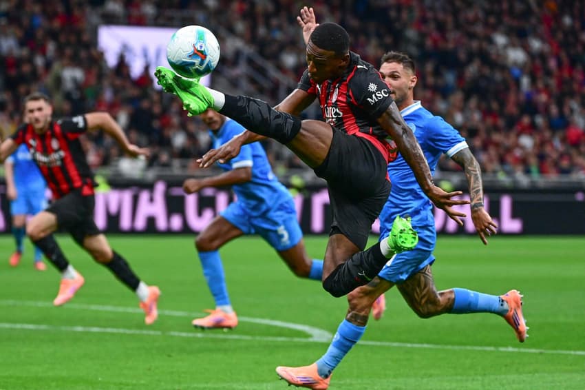 Pervis Estupinan x Matteo Politano em Milan x Napoli pelo Italiano (Foto: Piero Cruciatti / AFP)
