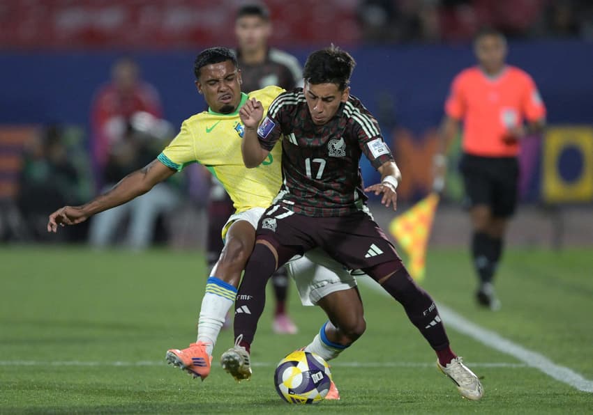 Coutinho disputa bola com Diego Sanchez em Brasil x México pelo sub-20 (Foto: Rodrigo Arangua/ AFP)