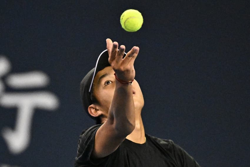 O americano Learner Tien saca na vitória sobre o italiano Lorenzo Musetti (Foto: Pedro Pardo / AFP)