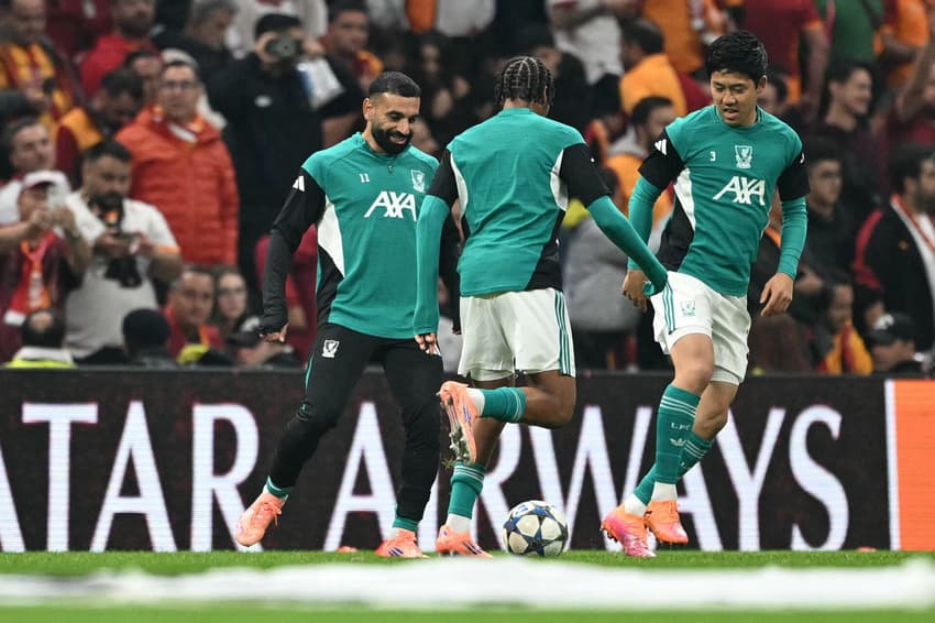 Mohamed Salah e Wataru Endo antes do jogo com o Galatasaray (Photo by Ozan Kose / AFP)