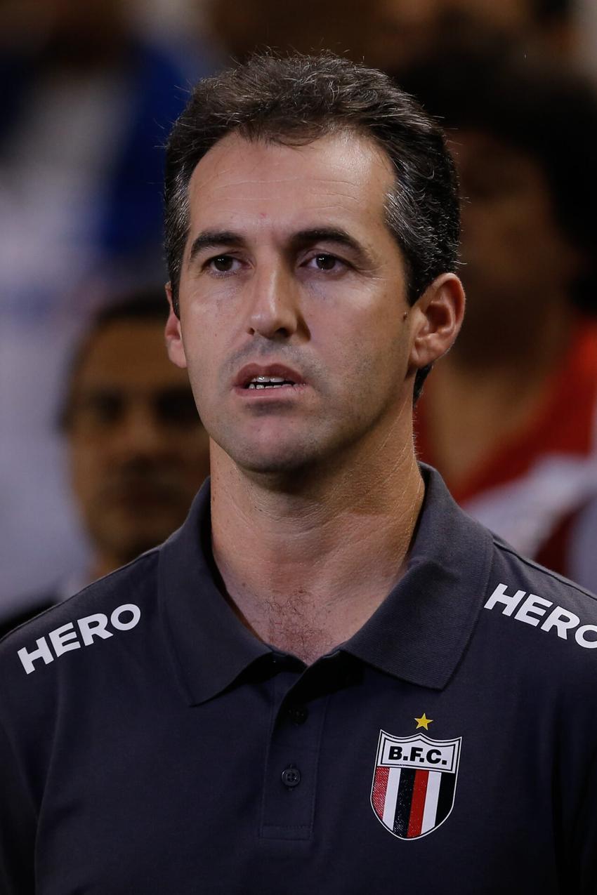 Léo Condé no comando do Botafogo-SP (Foto: Marcello Zambrana/AGIF)