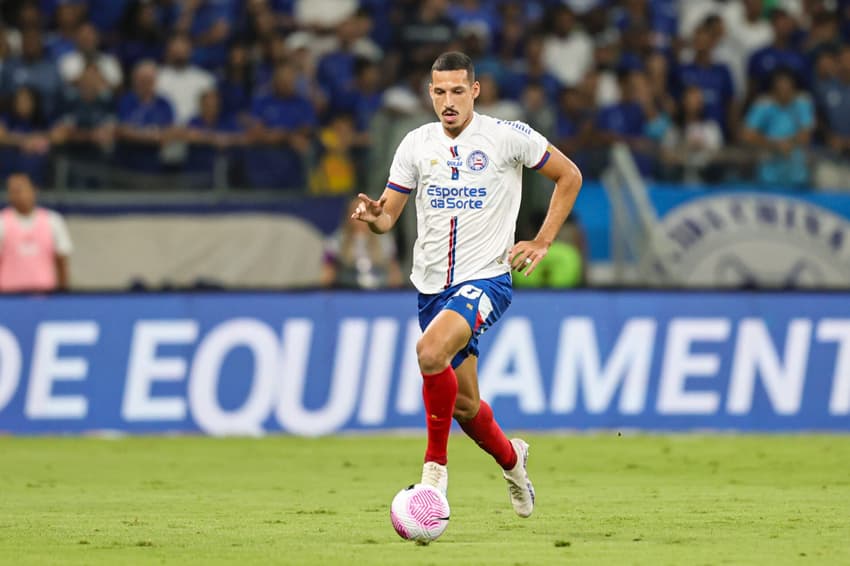 Gabriel Xavier em ação pelo Bahia no Brasileirão (Foto: Gilson Lobo/AGIF)