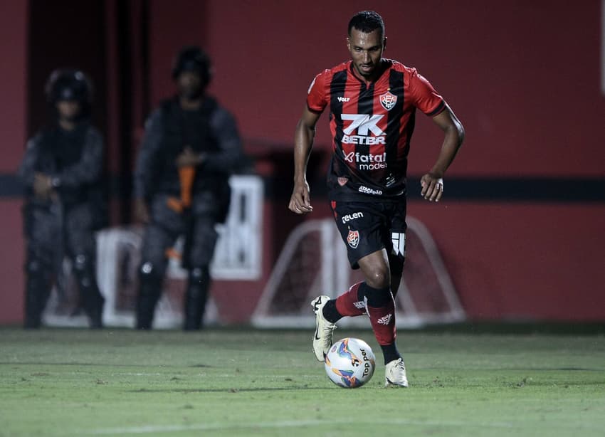 Lucas Braga em ação pelo Vitória (Foto: Jhony Pinho/AGIF)