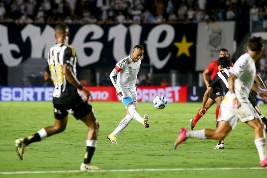 Neymar sofreu a segunda lesão na coxa esquerda no duelo contra o Atlético-MG. (Foto: Mauricio De Souza/AGIF)
