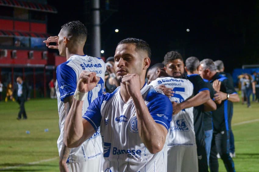 Time do Confiança comemora classificação contra o Vitória (Foto: Jhony Pinho/AGIF)