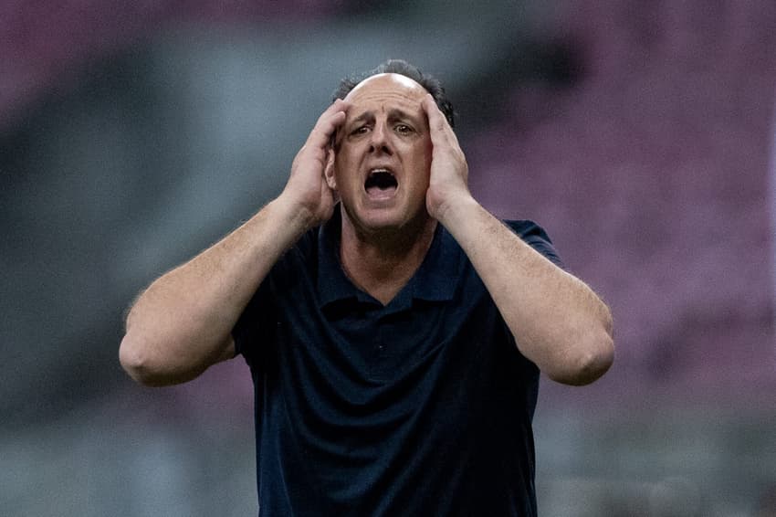 Rogério Ceni reclama muito na partida contra o Retrô, na Arena Pernambuco (Foto: Rafael Vieira/AGIF)