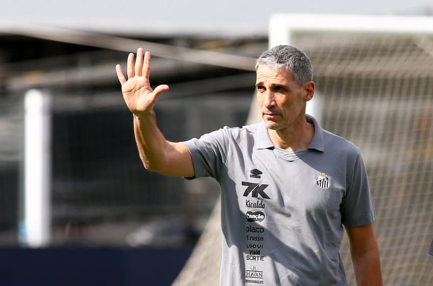 Vojvoda fez a estreia no comando do Santos no duelo contra o Fluminense, na Vila Belmiro. (Foto: Mauricio De Souza/AGIF)