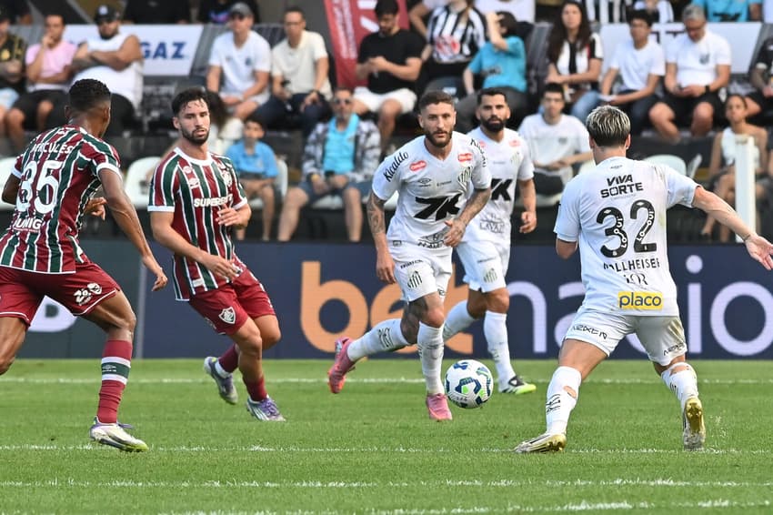 Zé Rafael foi um dos 19 reforços contratados pelo Santos nesta temporada. (Foto: Jota Erre/AGIF)