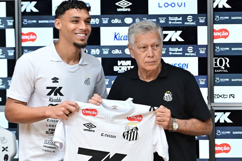 Victor Hugo ao lado do ídolo do Santos Clodoaldo durante apresentação oficial. (Foto: Jota Erre/AGIF)