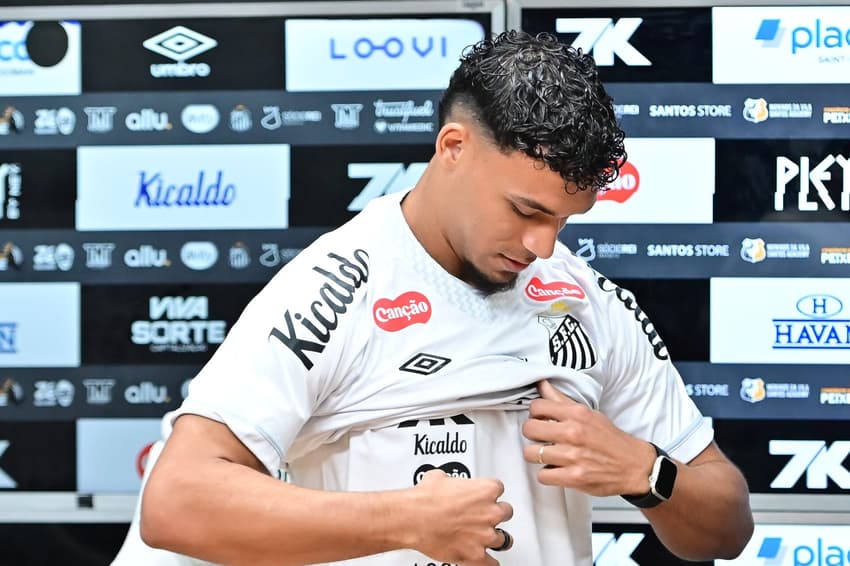 Victor Hugo foi apresentado no Santos no começo deste mês e fez a estreia no duelo diante do Fluminense. (Foto: Jota Erre/AGIF)