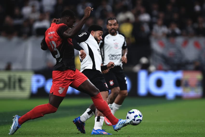 Memphis Depay jogador do Corinthians disputa lance com Carlos Teran jogador do Athletico-PR durante partida na Neo Química Arena pela Copa Do Brasil 2025. (Foto: Ettore Chiereguini/AGIF)