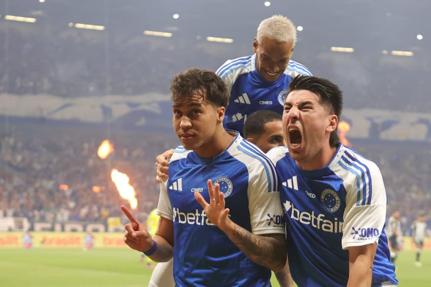 Kaio Jorge inova na comemoração do gol do Cruzeiro contra o Atlético-MG (Foto: Gilson Lobo/AGIF)