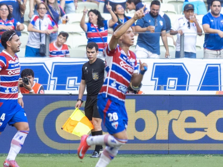 Breno Lopes após marcar contra o Vitória (Foto: Lucas Emanuel/AGIF)