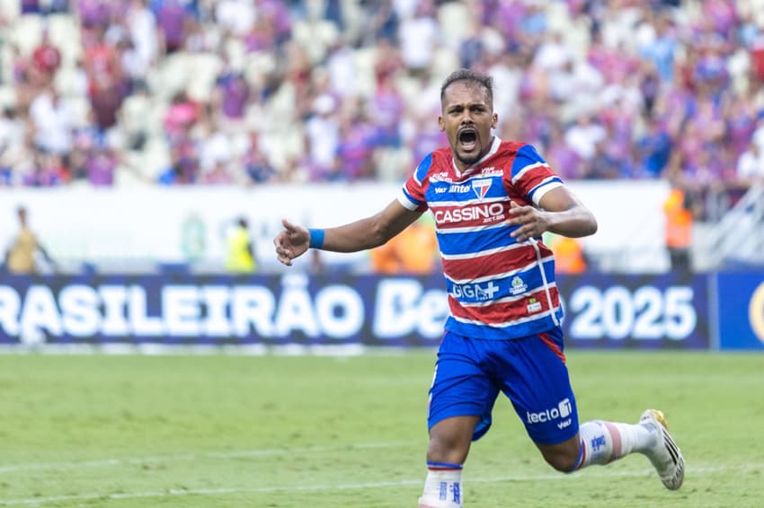 Bruno Pacheco comemora gol contra o Vitória (Foto: Lucas Emanuel/AGIF)