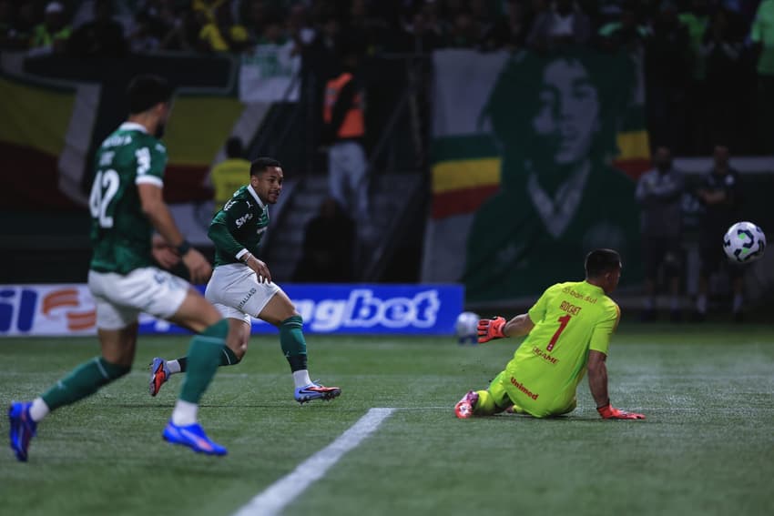 Vitor Roque chuta para abrir o placar em Palmeiras x Internacional