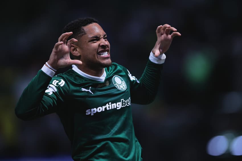 VItor Roque, atacante do Palmeiras, comemora gol