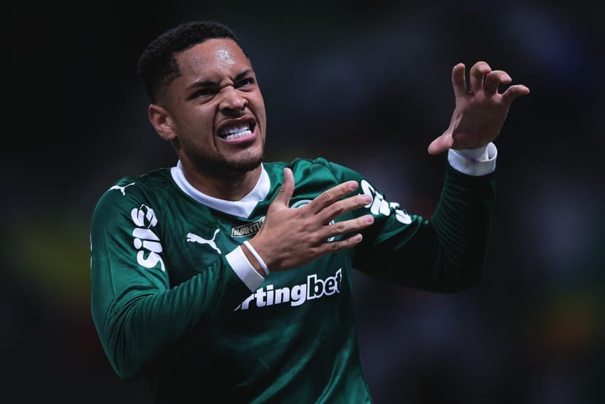 VItor Roque, atacante do Palmeiras, comemora gol