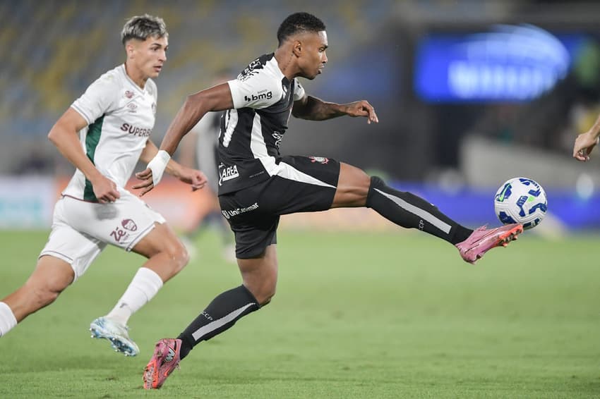 Vitinho x Facundo Bernal em Fluminense x Corinthians (Foto: Thiago Ribeiro/AGIF)