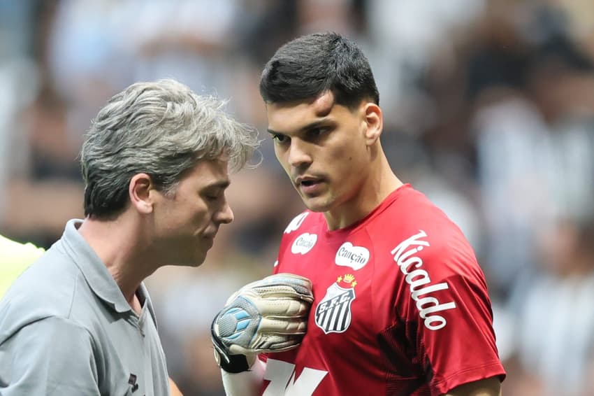 Brazão com galo na cabeça em lesão sofrida no jogo com o Atlético-MG (Foto: Gilson Lobo/AGIF)