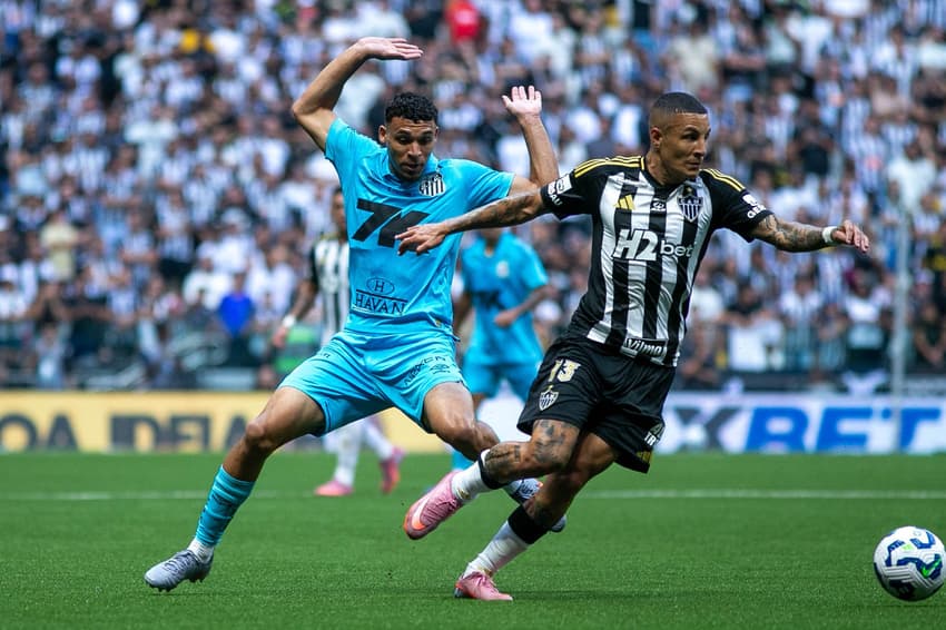 Guilherme Arana em partida do Atlético-MG contra o Santos (Foto: Fernando Moreno/AGIF)