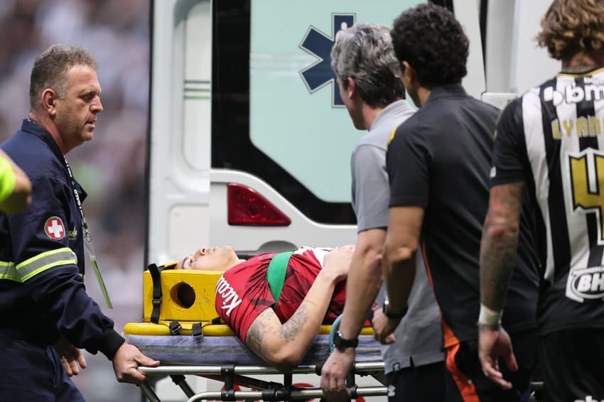 Após choque na cabeça, Gabriel Brazão vai realizar exames médicos em Belo Horizonte. (Foto: Gilson Lobo/AGIF)