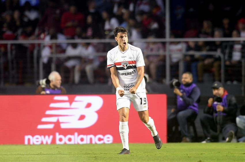 Dinenno comemora gol do São Paulo diante do Botafogo (Foto: Alan Morici/AGIF)