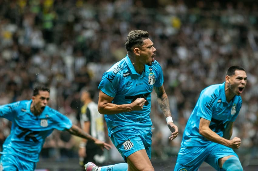 Tiquinho Soares empata o jogo para o Santos diante do Atlético-MG. (Foto: Fernando Moreno/AGIF)