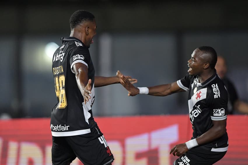 Carlos Cuesta e Andrés Gómez celebram gol do Vasco