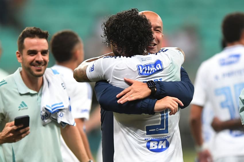 Leonardo Jardim abraça Gabigol na Fonte Nova (Foto: Jhony Pinho/AGIF)