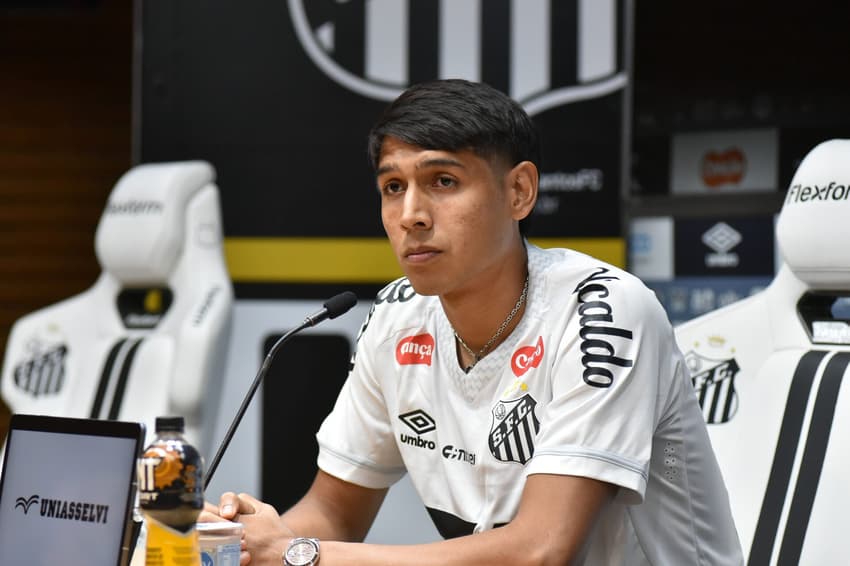 Alexis Duarte foi apresentado na última terça-feira (16) na Vila Belmiro. (Foto:  Jota Erre/AGIF)