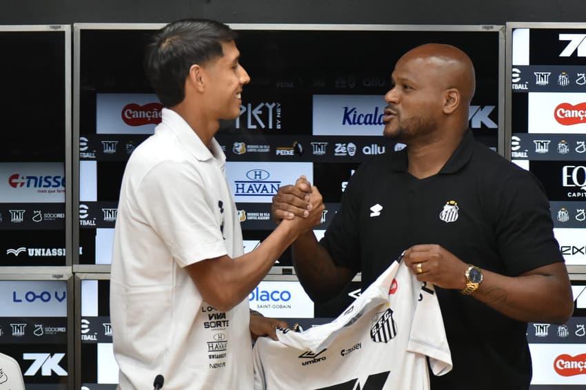 Alexis Duarte e Domingos durante apresentação no Santos (Foto: Jota Erre/AGIF)