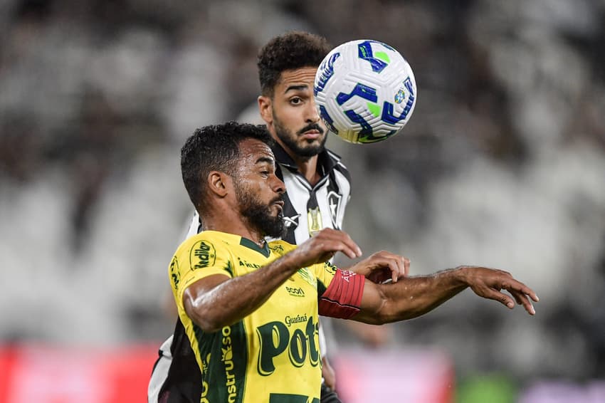 Chris Ramos e Danielzinho disputam bola em Botafogo x Mirassol (Foto: Thiago Ribeiro/AGIF)