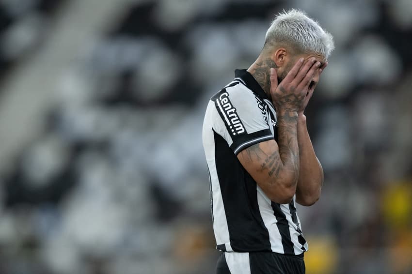 Alexander Barboza lamentando durante Botafogo x Mirassol (Foto: Jorge Rodrigues/AGIF)