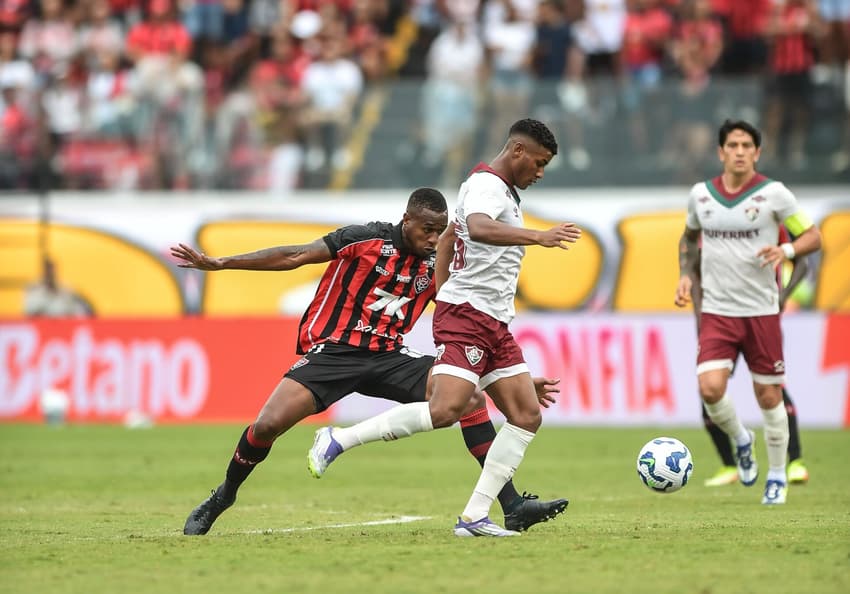 Dudu em ação contra o Fluminense (Foto: Jhony Pinho/AGIF)