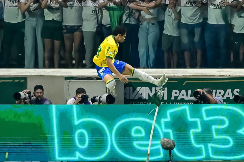 Veiga abriu o placar para o Palmeiras sobre o Fortaleza (Foto: Jota Erre/AGIF)
