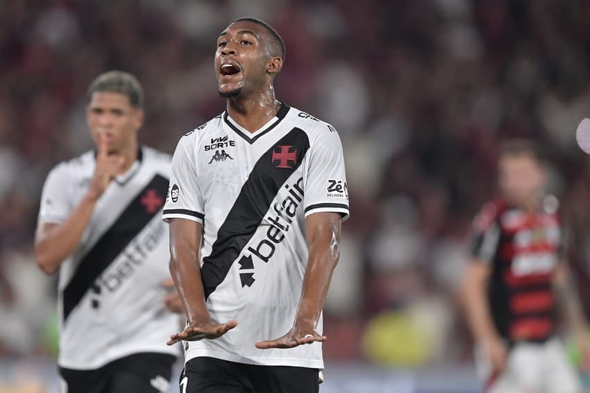 RJ - RIO DE JANEIRO - 21/09/2025 - BRASILEIRO A 2025, FLAMENGO X VASCO - Rayan jogador do Vasco comemora seu gol durante partida contra o Flamengo no estadio Maracana pelo campeonato Brasileiro A 2025. Foto: Thiago Ribeiro/AGIF