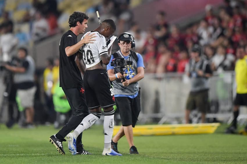 Robert Renan, do Vasco, entrou em protocolo de concussão (Foto: Thiago Ribeiro/AGIF)