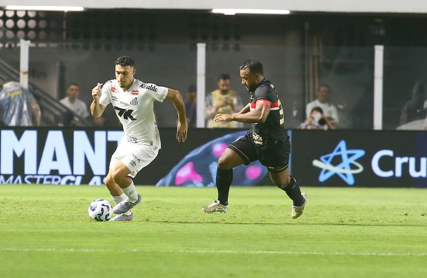 Recém-chegado ao Santos, Victor Hugo foi titular no clássico contra o São Paulo. (Foto: Mauricio De Souza/AGIF)