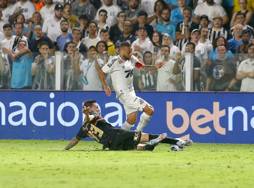 O Santos venceu o primeiro jogo no returno do Brasileirão ao bater o São Paulo na Vila Belmiro. (Foto: Mauricio De Souza/AGIF)