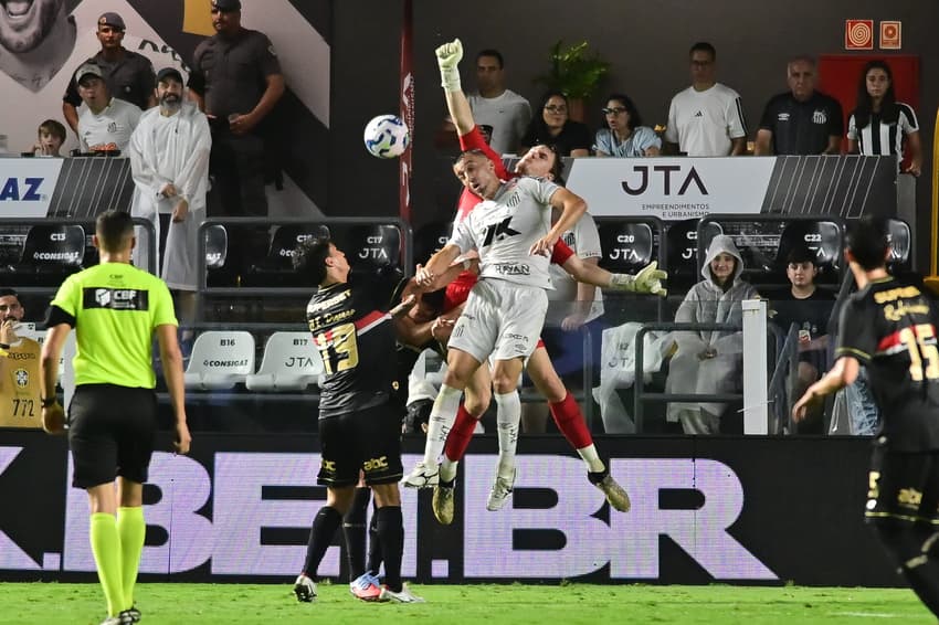 Young foi titular contra o Santos (Foto: Jota Erre/AGIF)