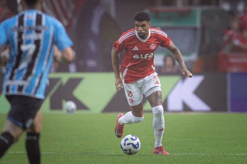 Juninho, zagueiro do Internacional