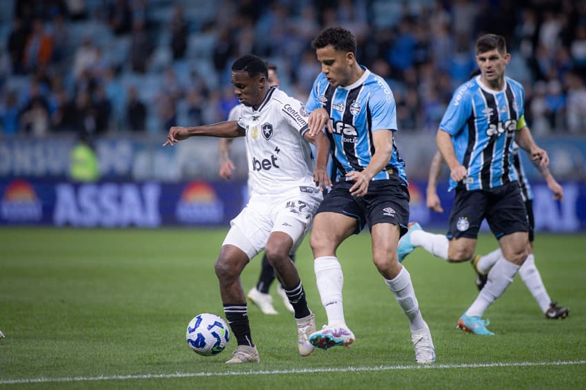 Gustavo Martins e Jeffinho em Grêmio x Botafogo (Foto: Maxi Franzoi/AGIF)