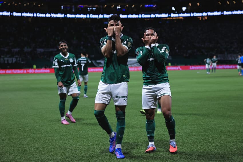 Flaco Lopez e Vitor Roque comemoram gol do Palmeiras sobre River Plate (Foto: Ettore Chiereguini/AGIF)